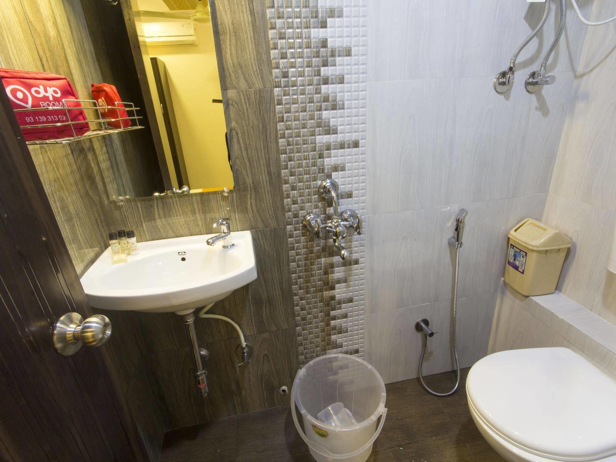 Hotel Accore Inn Мумбаи Экстерьер фото